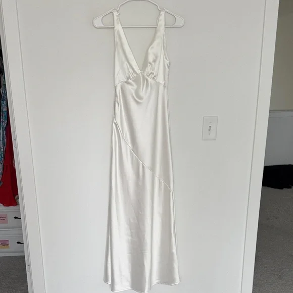 Amazon Elegant White Satin Backless Gown - Size XS - Picture 3 of 9